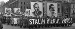 1951 boleslaw_bierut friedrich_engels joseph_stalin karl_marx may_day meta:monochrome meta:photo parade poland polish_people's_republic vladimir_lenin // 3835x1500 // 962KB