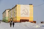 commieblock hammer_and_sickle meta:photo russia snow tiksi // 1280x854 // 236KB