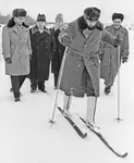 1963 fidel_castro meta:monochrome meta:photo nikita_khrushchev skis snow soviet_union ushanka // 700x853 // 130KB