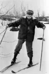 1963 fidel_castro meta:monochrome picture skis snow ushanka winter // 900x1348 // 266KB