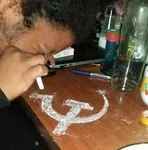 cocaine drugs hammer_and_sickle meta:photo snorting // 443x449 // 41KB