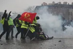 flag france hammer_and_sickle meta:photo protest red_flag yellow_vests // 2465x1643 // 509KB