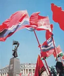 flag meta:photo red_flag russia russian_text soviet_union statue vladivostok // 3382x4000 // 25MB