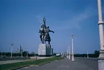 hammer_and_sickle meta:photo soviet_union statue worker_and_kolkhoz_woman // 1024x688 // 90KB