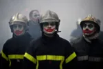 emmanuel_macron firefighter france joker protest riot society // 768x512 // 337KB