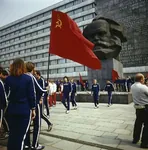 1978 bust flag german_democratic_republic germany karl_marx meta:photo monument red_flag // 1013x1024 // 1.3MB