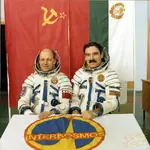 bulgaria cosmonaut flag interkosmos meta:photo soviet_union space_suit // 923x923 // 235KB